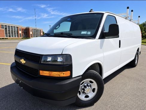 Used 2022 Chevrolet Express 3500 Extended w/ Driver Convenience Package RWD image 3