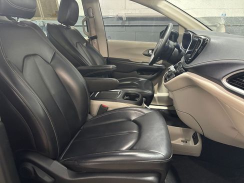 Used 2023 Chrysler Pacifica Touring-L image 28