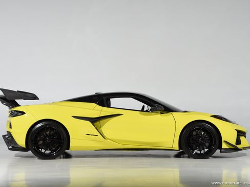 Used 2024 Chevrolet Corvette Z06 RWD image 14