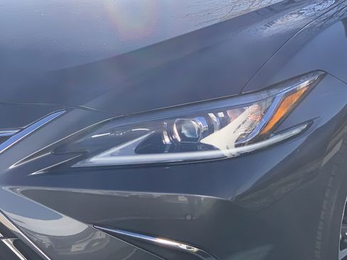 Used 2025 Lexus ES 350 w/ Premium Package image 6