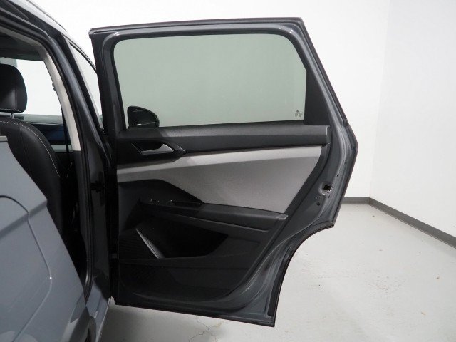 Used 2023 Volkswagen Taos SE w/ Sunroof Package w/ Panoramic Sunroof Package FWD image 49