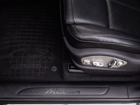 Certified 2024 Porsche Macan AWD/4WD image 20
