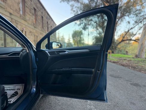 Used 2018 Ford Fusion SE w/ Fusion SE Technology Package image 25