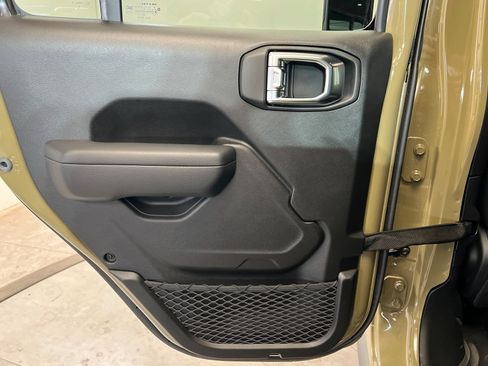 New 2025 Jeep Gladiator Sport AWD/4WD image 18
