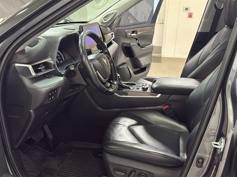 Used 2023 Toyota Highlander Limited image 12