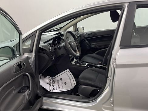 Used 2018 Ford Fiesta SE FWD image 2