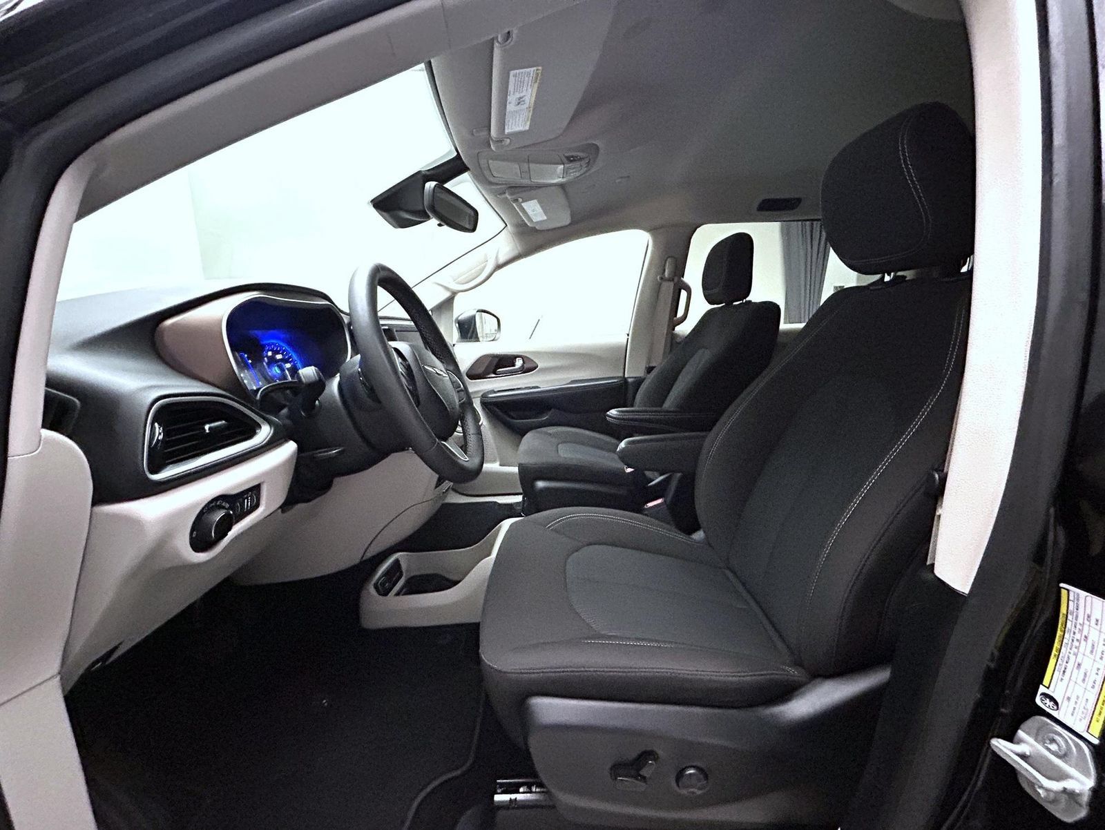 Used 2023 Chrysler Voyager LX FWD image 10