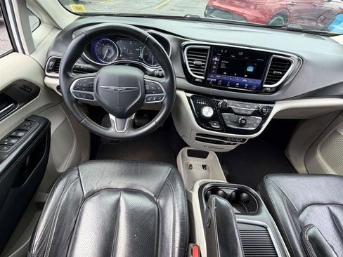 Used 2022 Chrysler Pacifica Touring-L FWD image 12