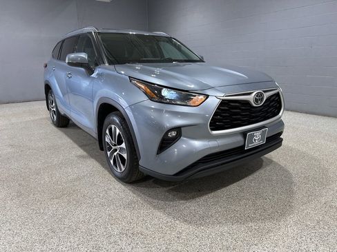 Certified 2021 Toyota Highlander XLE AWD/4WD image 1