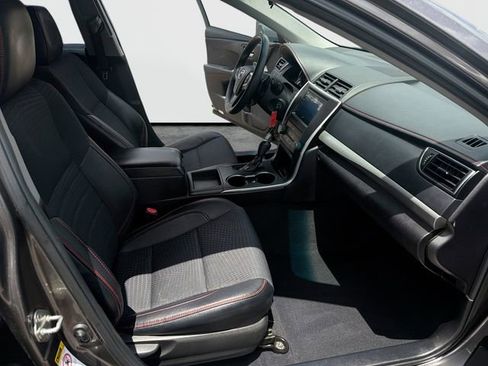 Used 2015 Toyota Camry SE w/ Moonroof Package image 34