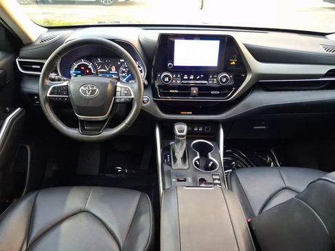 Used 2023 Toyota Highlander XLE FWD image 7
