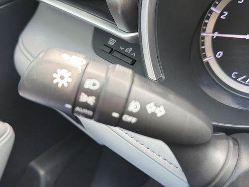Used 2020 Toyota Highlander XLE FWD image 18