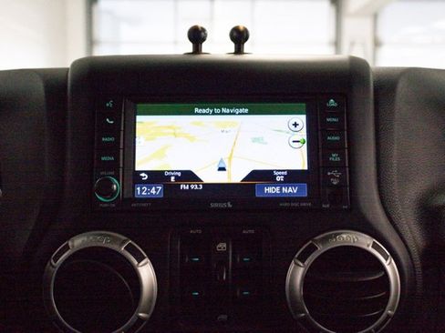 Used 2018 Jeep Wrangler Unlimited Rubicon w/ Cold Weather Group image 12