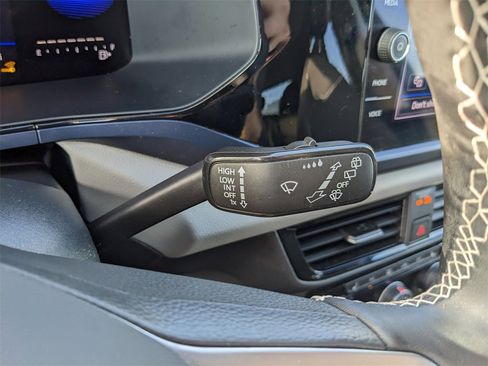 Used 2023 Volkswagen Taos SE image 29