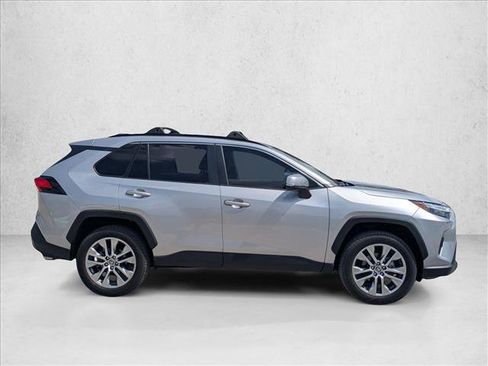 Used 2022 Toyota RAV4 XLE Premium AWD/4WD image 4