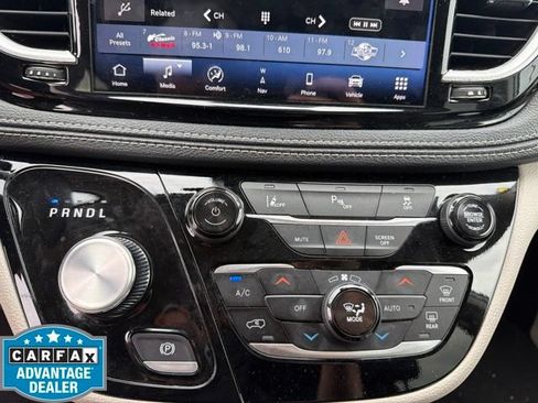 Used 2024 Chrysler Pacifica Limited FWD image 18