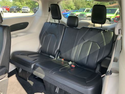 Used 2023 Chrysler Pacifica Touring-L FWD image 53