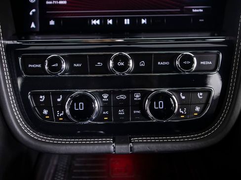 Used 2022 Bentley Bentayga image 36