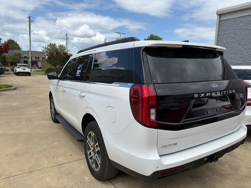 Used 2025 Ford Expedition Active AWD/4WD image 4