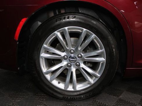 Used 2016 Chrysler 300 C image 5