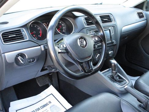 Used 2017 Volkswagen Jetta SE image 6