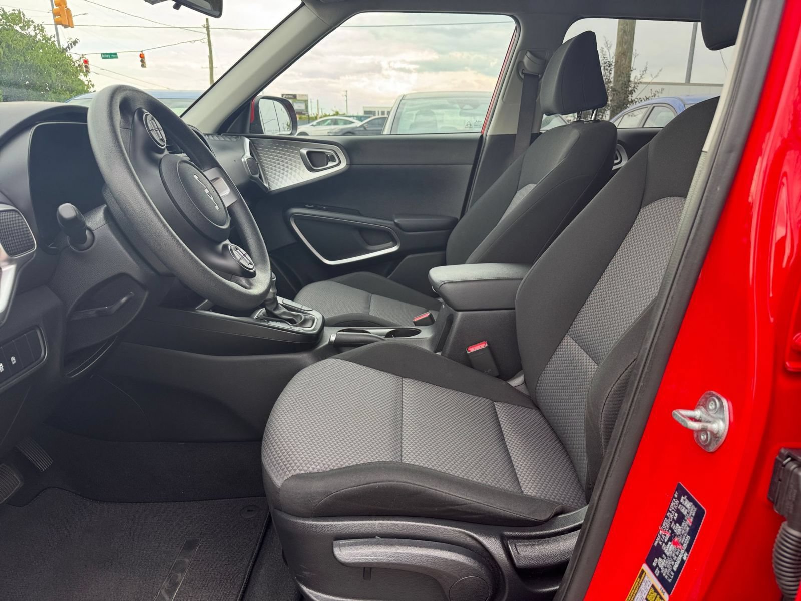 Used 2025 Kia Soul LX w/ LX Technology Package FWD image 24
