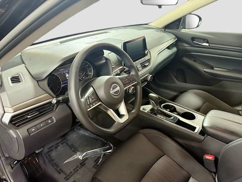 Used 2024 Nissan Altima 2.5 SV FWD image 11