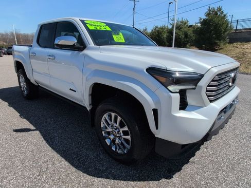 Used 2025 Toyota Tacoma Limited image 9