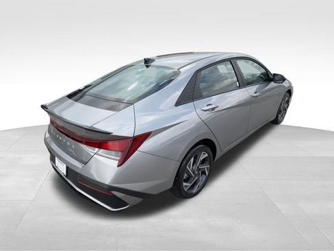 Used 2025 Hyundai Elantra Sport FWD image 8