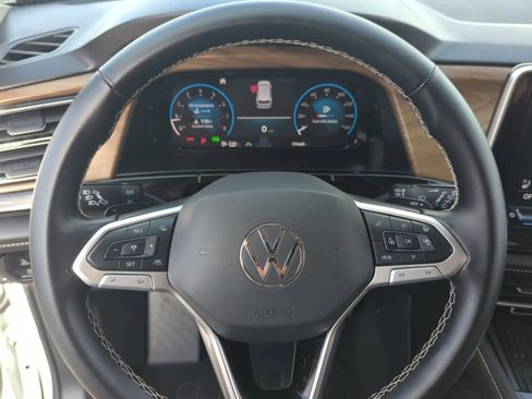 Certified 2025 Volkswagen Atlas SE image 9