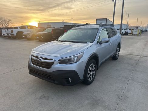 Used 2021 Subaru Outback Premium image 3