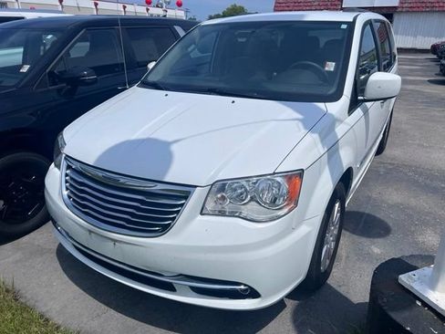 Used 2016 Chrysler Town & Country Touring w/ Driver Convenience Group FWD image 7