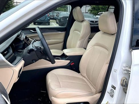 Used 2023 Jeep Grand Cherokee Limited w/ Luxury Tech Group II image 30