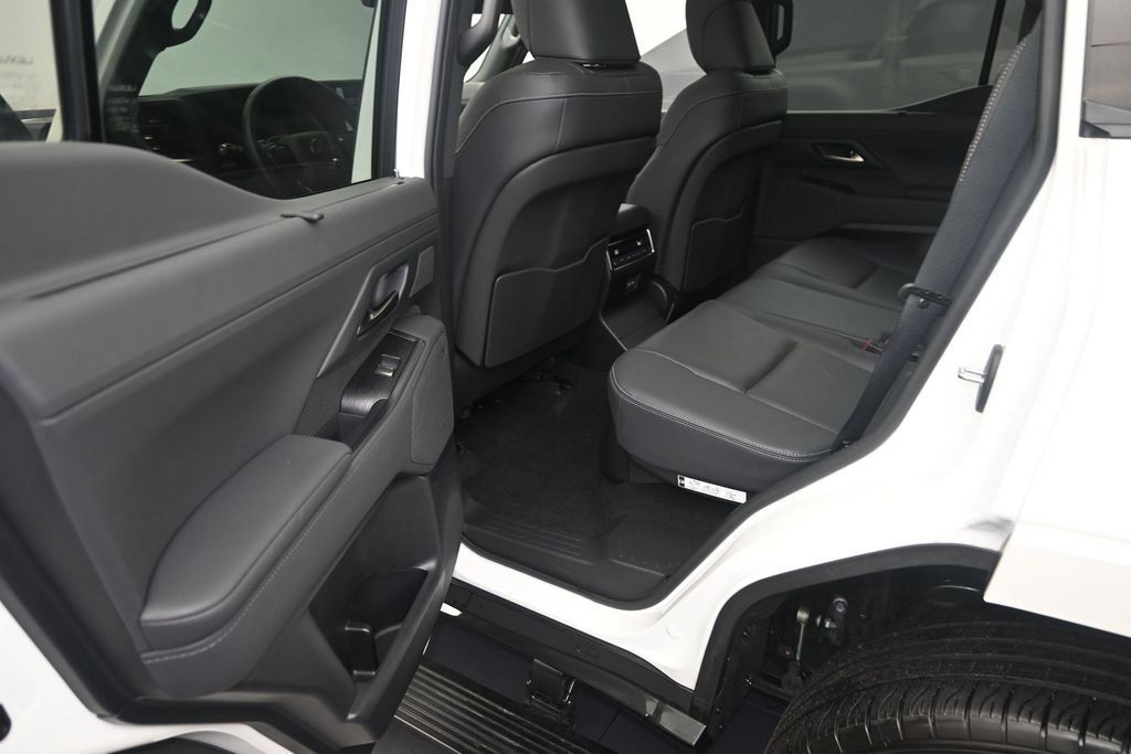 Used 2024 Lexus GX 550 w/ Cold Area Package AWD/4WD image 12