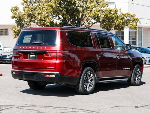 Used 2023 Jeep Wagoneer L Series II RWD image 5