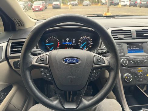 Used 2017 Ford Fusion SE FWD image 33