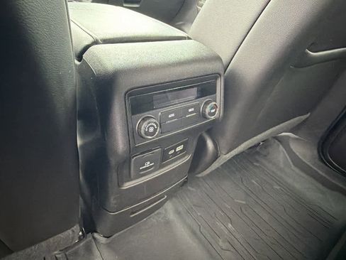 Used 2023 GMC Acadia SLT image 25