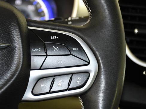 Used 2023 Chrysler Pacifica Touring-L image 22