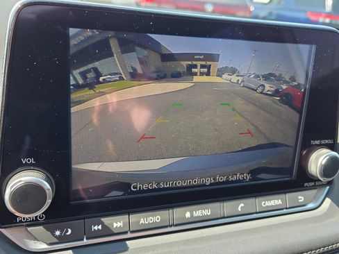 Used 2024 Nissan Rogue S FWD image 19