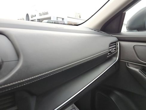 Used 2024 Nissan Rogue S image 34