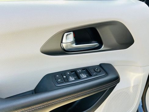 Used 2020 Chrysler Pacifica Touring w/ Cold Weather Group image 11