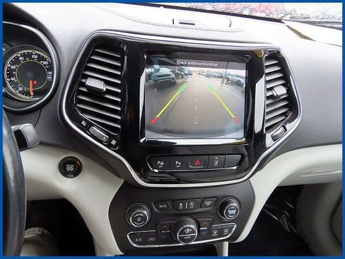 Used 2021 Jeep Cherokee Limited image 17