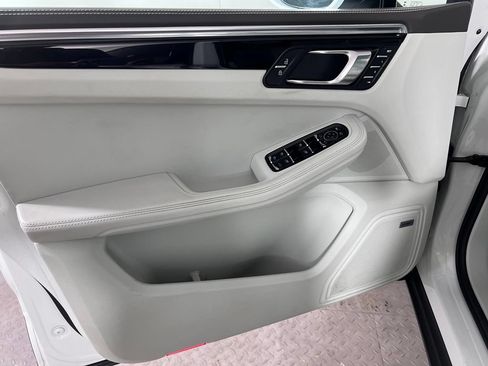 Certified 2020 Porsche Macan S AWD/4WD image 28