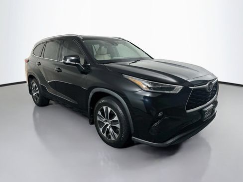 Used 2021 Toyota Highlander XLE FWD image 1