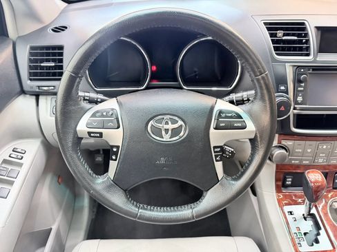 Used 2013 Toyota Highlander Limited w/ Protection Pkg AWD/4WD image 17