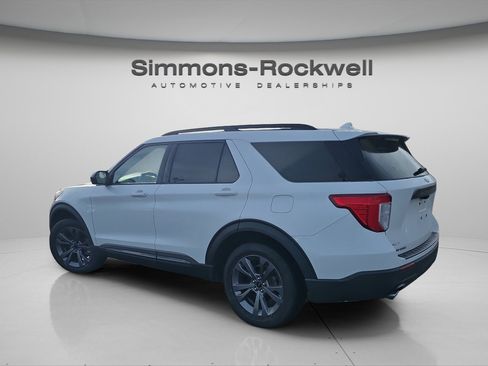 Used 2022 Ford Explorer XLT w/ Equipment Group 202A image 7