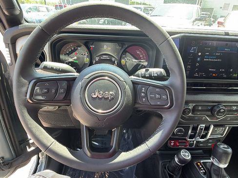 Used 2025 Jeep Wrangler Willys AWD/4WD image 26