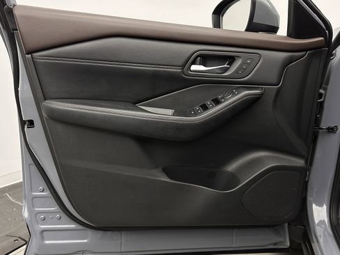 Used 2023 Nissan Rogue SL w/ SL Premium Package image 11