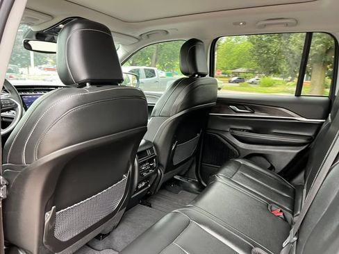 Used 2023 Jeep Grand Cherokee Limited AWD/4WD image 37