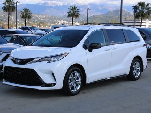 Used 2023 Toyota Sienna XSE w/ XSE Plus Package image 3